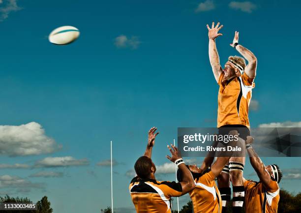 rugby player leaping up to catch ball - rugby team stockfoto's en -beelden