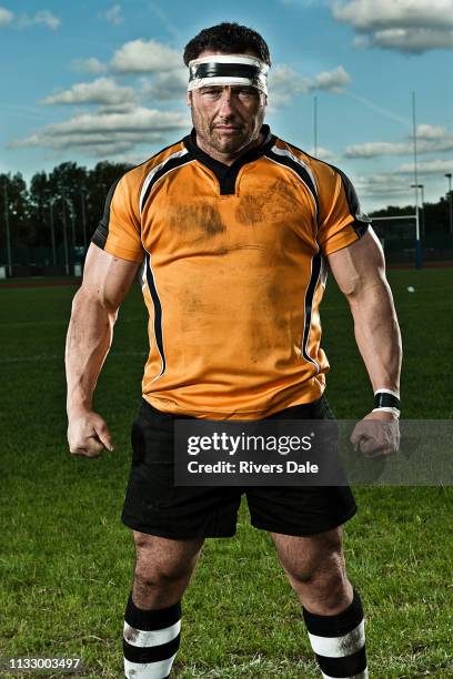 rugby player on pitch, portrait - serre tête photos et images de collection