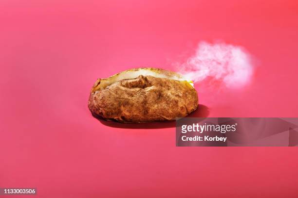 steaming baked potato - gebackene kartoffel stock-fotos und bilder