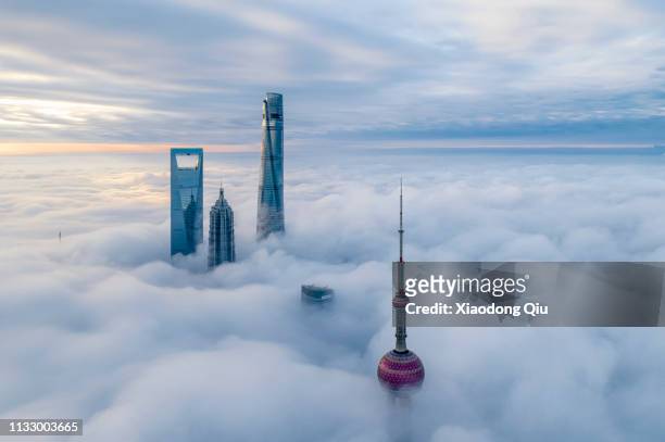 shanghai in clouds - shanghai tower shanghai photos et images de collection