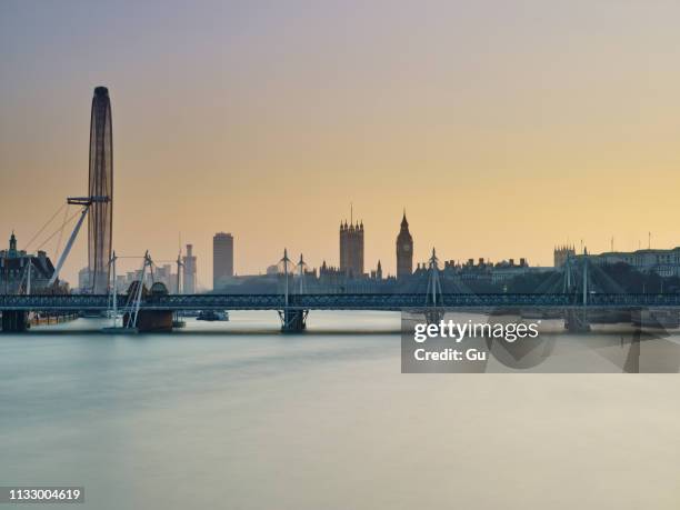 london skyline, river thames - big ben london eye dusk stockfoto's en -beelden