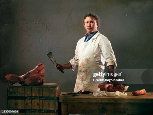 butcher preparing meat from pig - butcher stockfoto's en -beelden