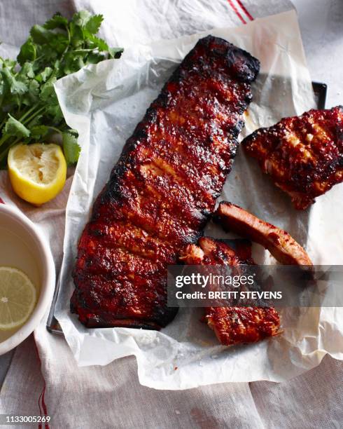 rack of sticky pork ribs with lemon - rippchen stock-fotos und bilder