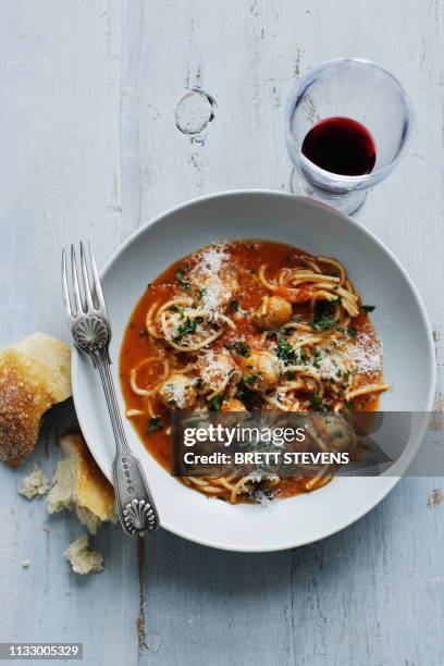 bowl of meatballs and spaghetti - all australian dinner fotografías e imágenes de stock