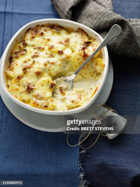 sliced potato casserole with cheese - gratinerad bildbanksfoton och bilder