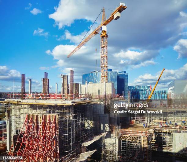 costruzione sit,e gru, cielo nuvoloso blu - big city foto e immagini stock