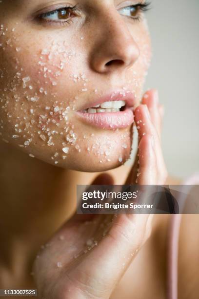 young woman with salt-peeling-mask - esfoliação imagens e fotografias de stock