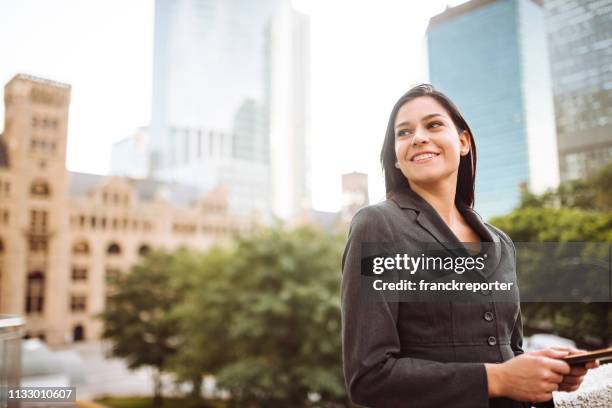 zakenvrouw text messaging in de stad - montreal stockfoto's en -beelden