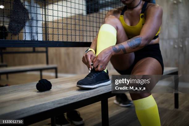 為出色的鍛煉做好準備 - women trying on shoes 個照片及圖片檔