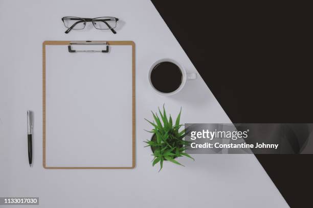 clip board with black white paper and coffee mug on office desk - clipboard and glasses imagens e fotografias de stock