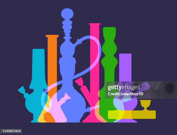 ilustraciones, imágenes clip art, dibujos animados e iconos de stock de pipas de hachís, bongs y cachimbas - glass bong