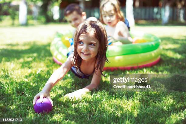 crianças que têm o divertimento na piscina inflável - kids pool games - fotografias e filmes do acervo