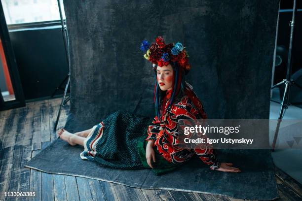 young woman with flowers in her hair - müde frühling stock-fotos und bilder