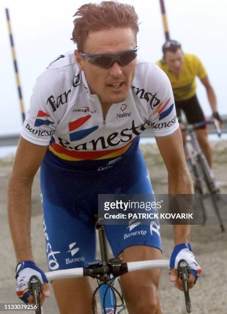 Le Suisse Alex Zuelle effectue un démarrage devant l'Américain Lance Armstrong, le 08 Juin 2000, dans la montée du Mont Ventoux lors de la 4e étape...
