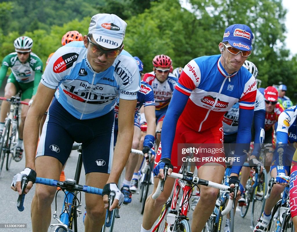 Didier Rous les Français Richard Virenque et Didier Rous roulent avec le peloton ...