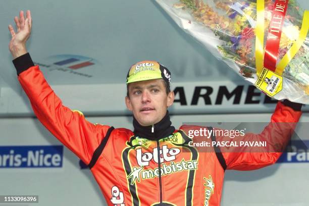 Le Français Jacky Durand pose sur le podium, le 12 mars 1999, après avoir remporté la 6e étape de la 66e édition de la course cycliste Paris-Nice,...