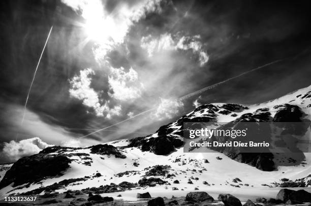 peñalara mountain with its frozen lagoon and snow - paisaje escénico stock-fotos und bilder