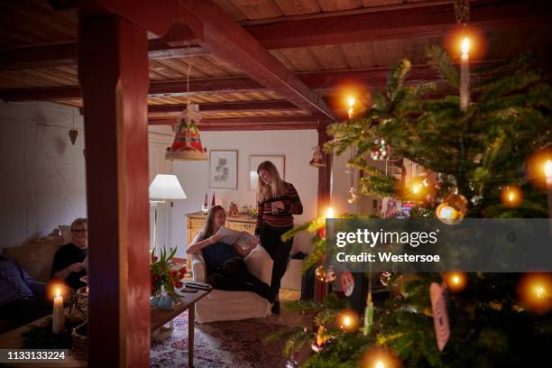 wohnzimmer mit weihnachtsbaum - dänemark gemütlich stock-fotos und bilder