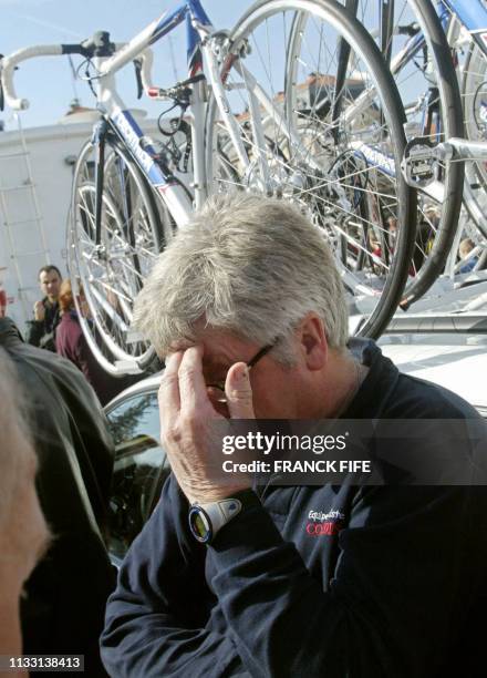 Le mécanicien de l'équipe française Cofidis, Gilbert Cattoir, exprime son émotion, le 12 mars 2003 au Puy-en-Velay, après le décès à Saint-Etienne de...