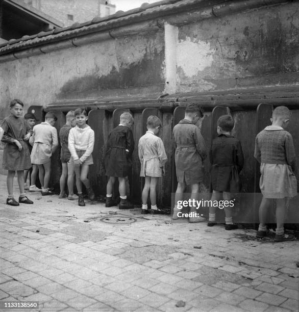Photo d'archive de petits garçons d'une école primaire dans une ville non identifiée de France en octobre 1949.