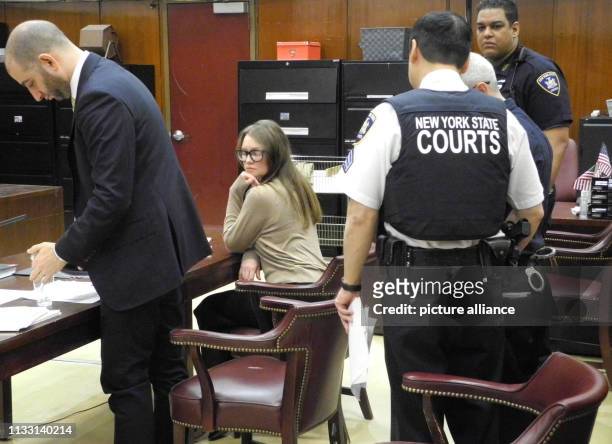 March 2019, US, New York: The German suspected impostor Anna Sorokin sits next to her defender Todd Spodek in the courtroom before the start of her...