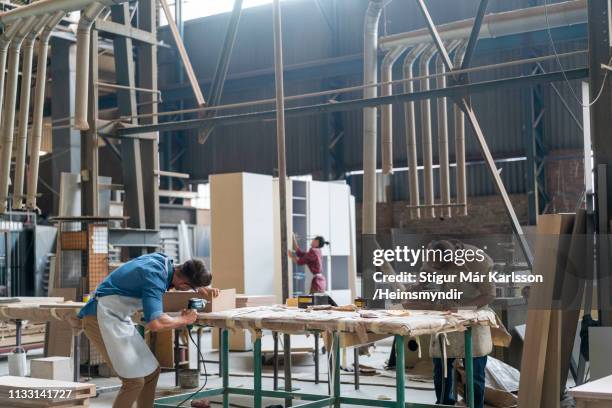 abili falegnami che realizzano mobili in fabbrica - furniture maker foto e immagini stock