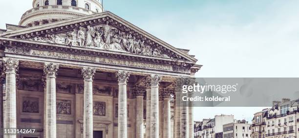 the pantheon in paris against blue sky - panthéon photos et images de collection