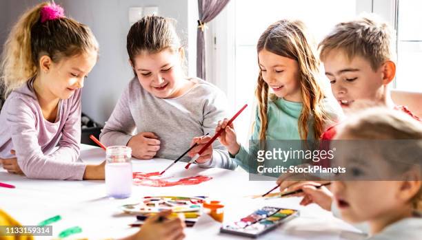 gruppe von kindern, die sich zusammenschließen - child painting stock-fotos und bilder