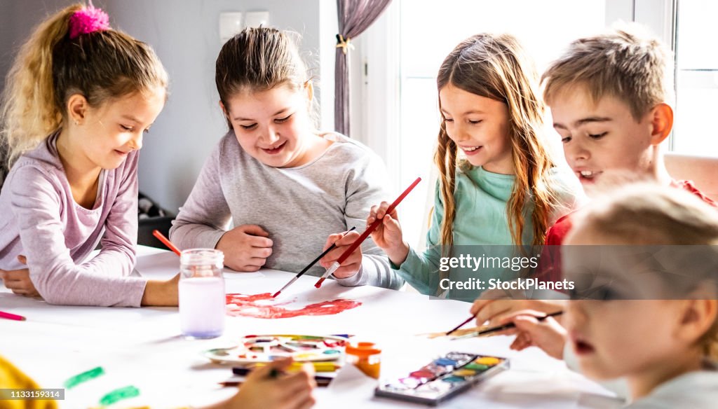 Grupo de niños dibujando juntos