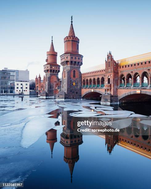 oberbaumbruecke winter berlin with frozen spree river - oberbaumbrücke fotografías e imágenes de stock