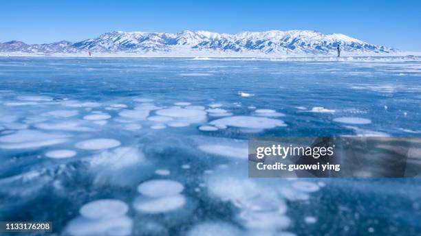 ice lake - ice bubbles - 景深 stock-fotos und bilder