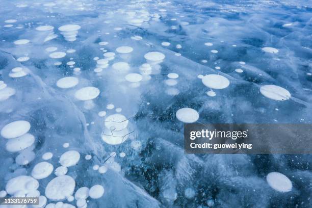 ice lake - ice bubbles - 湖 stock-fotos und bilder