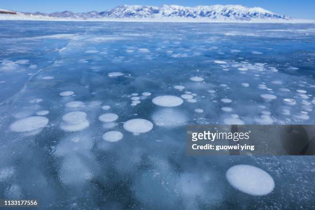 ice lake - ice bubbles - 名勝古蹟 stockfoto's en -beelden