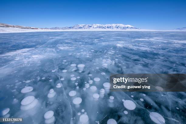 ice lake - ice bubbles - 大自然美 stock pictures, royalty-free photos & images