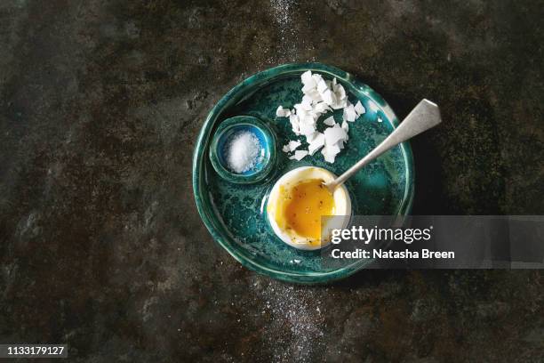 soft boiled egg - gekochtes ei stock-fotos und bilder