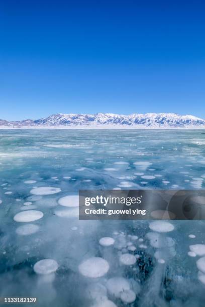 ice lake - ice bubbles - 地勢景觀 stockfoto's en -beelden