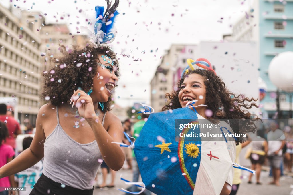Amici che ballano carnevale