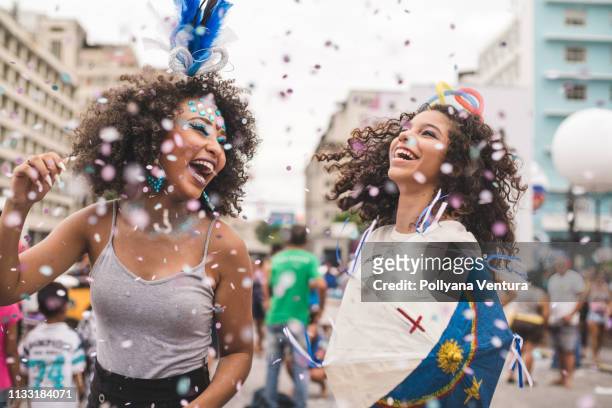 freunde tanzen karneval - fiesta stock-fotos und bilder