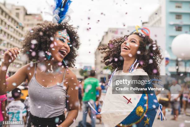 amigos bailando carnaval - carnaval fotografías e imágenes de stock