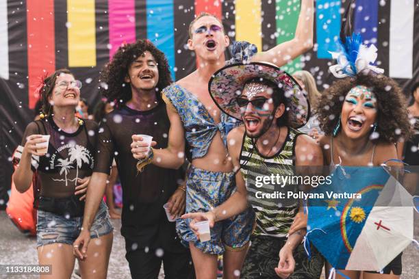 menschen feiern karneval - bier fasching stock-fotos und bilder