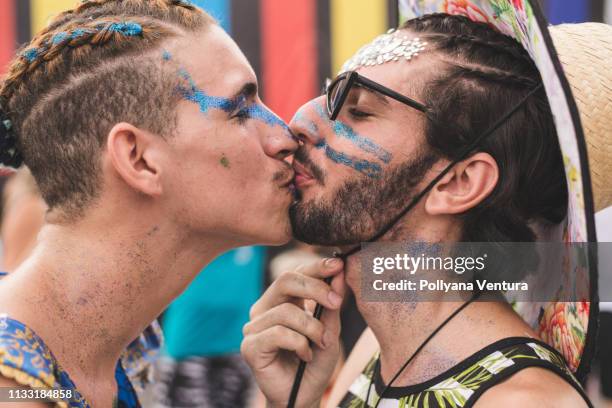 homosexuella par kyssar - brazil carnival bildbanksfoton och bilder