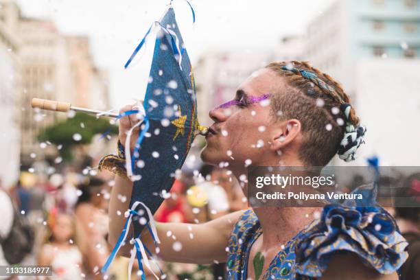 homem gay que beija um parasol do carnaval - carnaval do brasil - fotografias e filmes do acervo