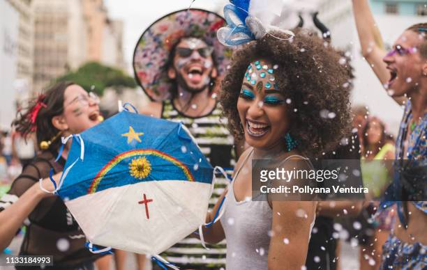 menschen feiern karneval - fiesta stock-fotos und bilder