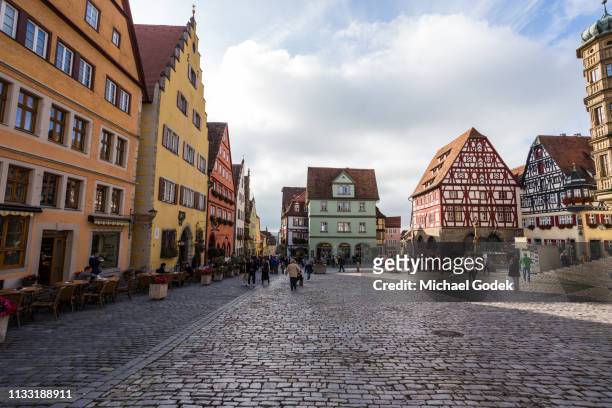 marktplatz town square in rothenburg germany - ciudades pequeñas fotografías e imágenes de stock