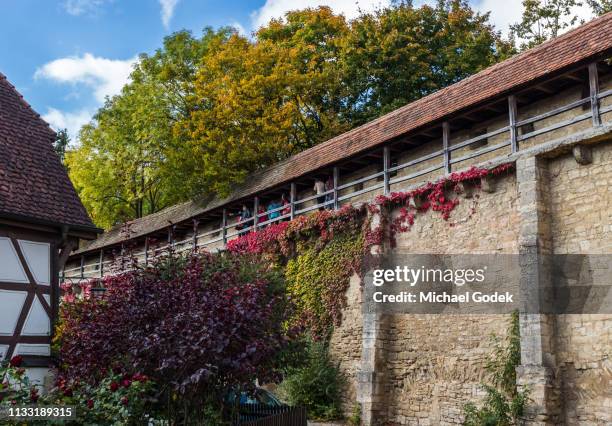 view of city fortification wall surrounding rothenburg ob der tauber germany - surrounding wall stock-fotos und bilder