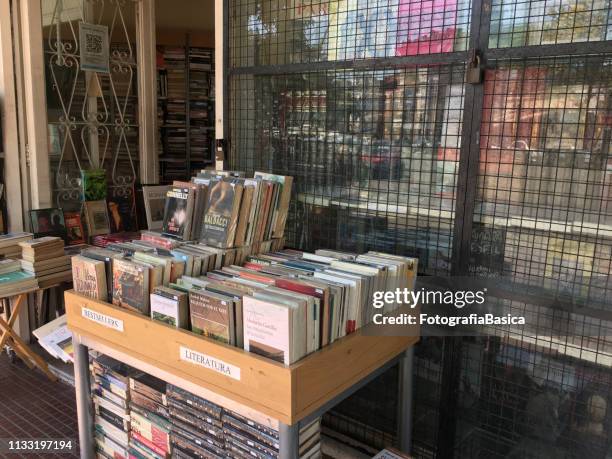 used books for sale - spanish language stock pictures, royalty-free photos & images