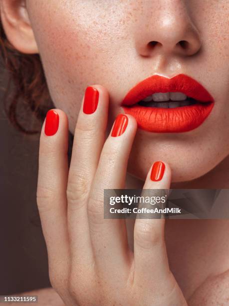 les lèvres rouges de femme et la manucure close-up - erotique chic photos et images de collection