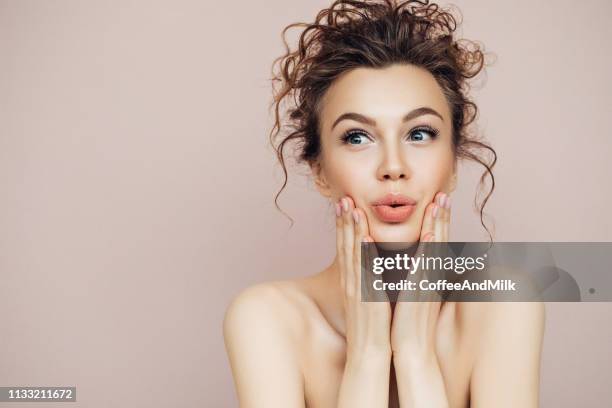 mooi meisje met een zachte glimlach - makeup woman stockfoto's en -beelden
