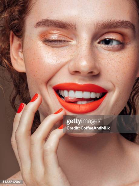 hermosa chica coquetea - lipstick fotografías e imágenes de stock