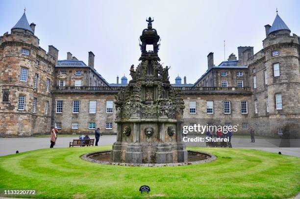 forecourt fountain at palace of holyroodhouse - holyrood imagens e fotografias de stock